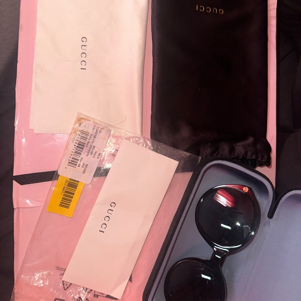 Gucci Women's Black Oversized Sunglasses - Picture 3 of 8